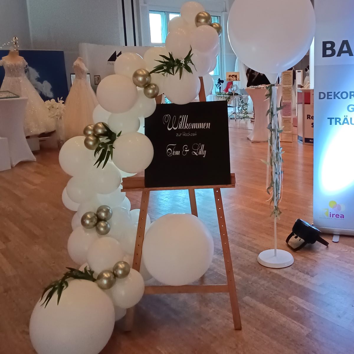 Halber Ballonbogen in Weiß & Gold mit Tafel und grünen Akzenten2