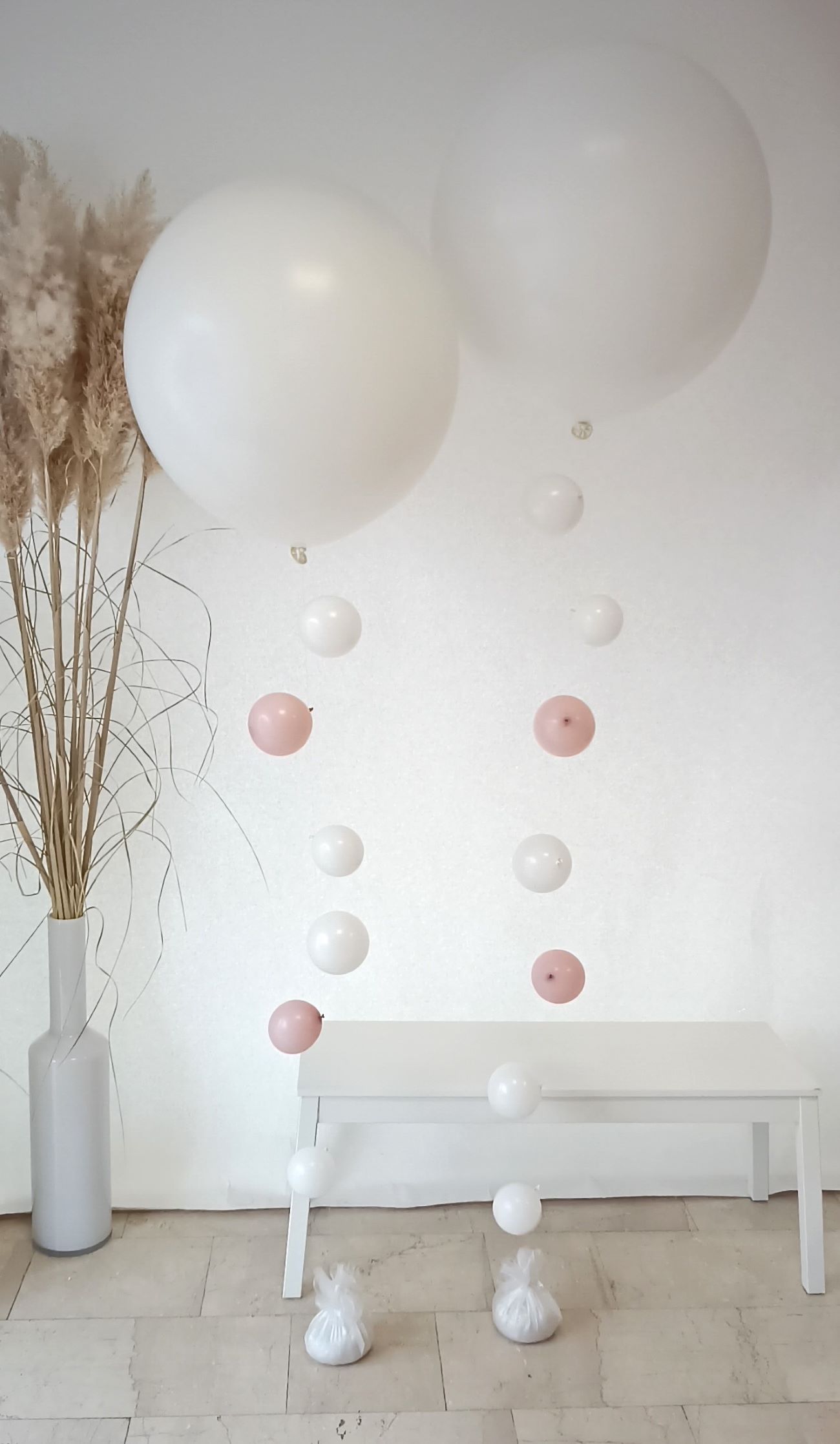 Weißer Riesenballon als Raumdekoration