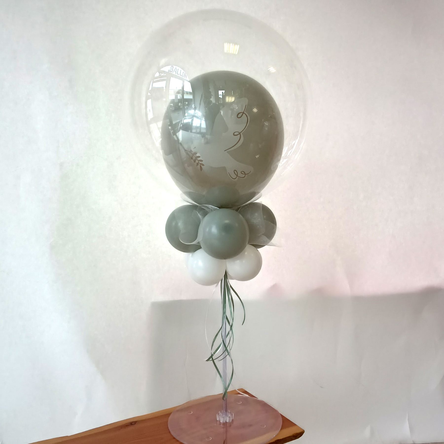 Transparenter Bubbleballon mit Taubenaufdruck in Rosa & Grau, dekoriert mit Tüll und Bändern2