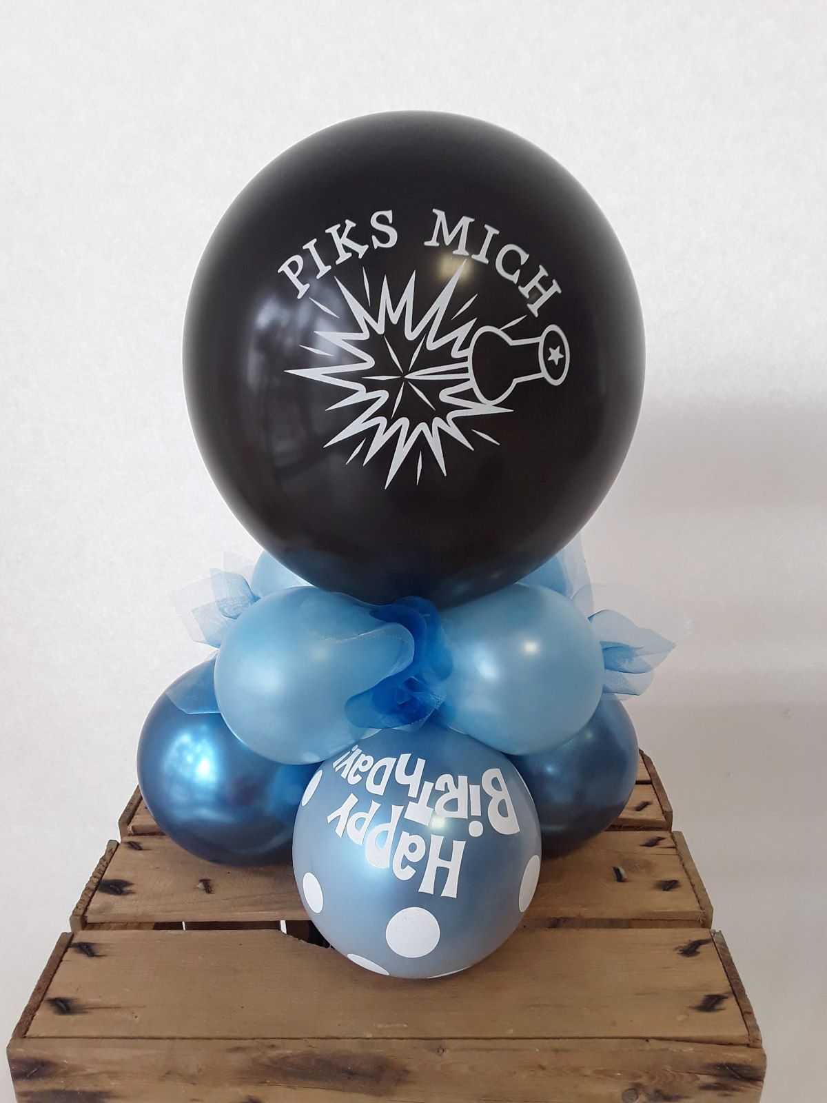 Ballondeko mit schwarzem Ballon mit Aufdruck 'Piks mich', auf blauer Ballon-Basis mit Happy-Birthday-Ballon und Tüll