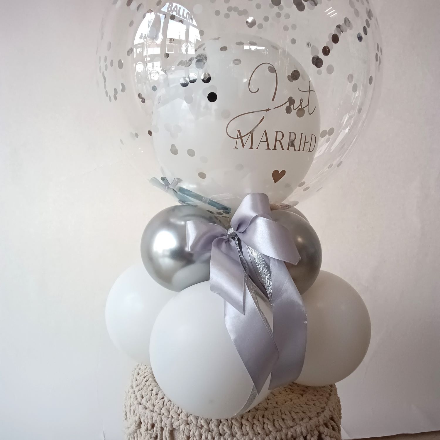 weißer Ballon mit Aufschrift Just MARRIED in Aquaballon mit KOnfetti auf weiß-silberner Ballonbasis mit Silberner Schleife