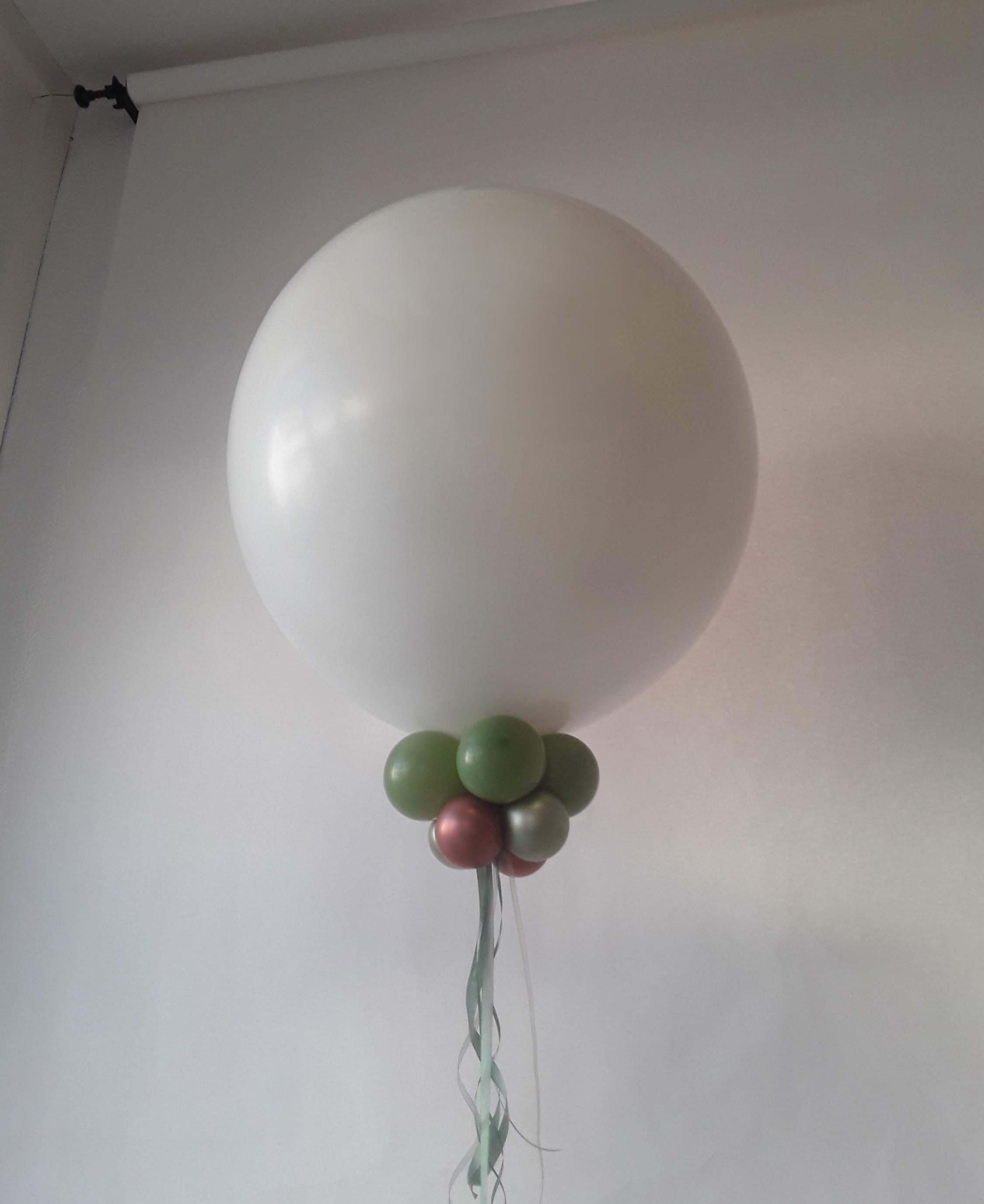 weißer Exploding 60 cm mit grünen Abschlussballons 30 Innenballons nicht transparent  und Satinbaändern