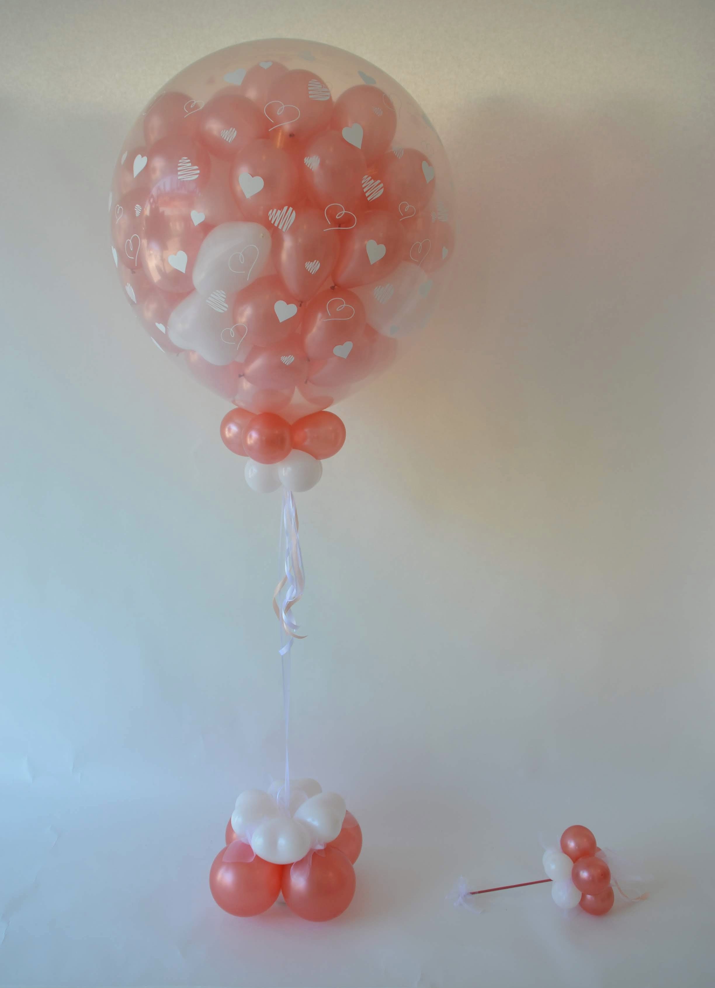 Bedruckter ca.80‑cm‑Ballon mit Herzen und bis zu 80 Innenballons in weiß und rosegold, weißer Hintergrund
