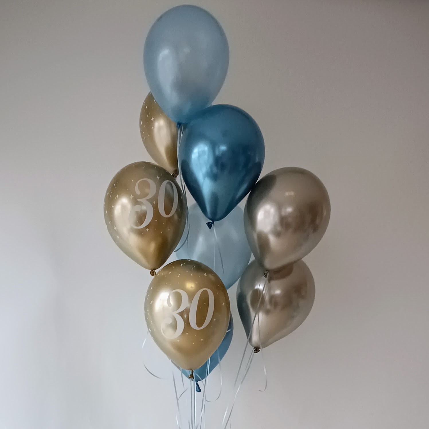 Ballonbouquet in Blau, Gold und Grau mit der Zahl 30 zum Geburtstag