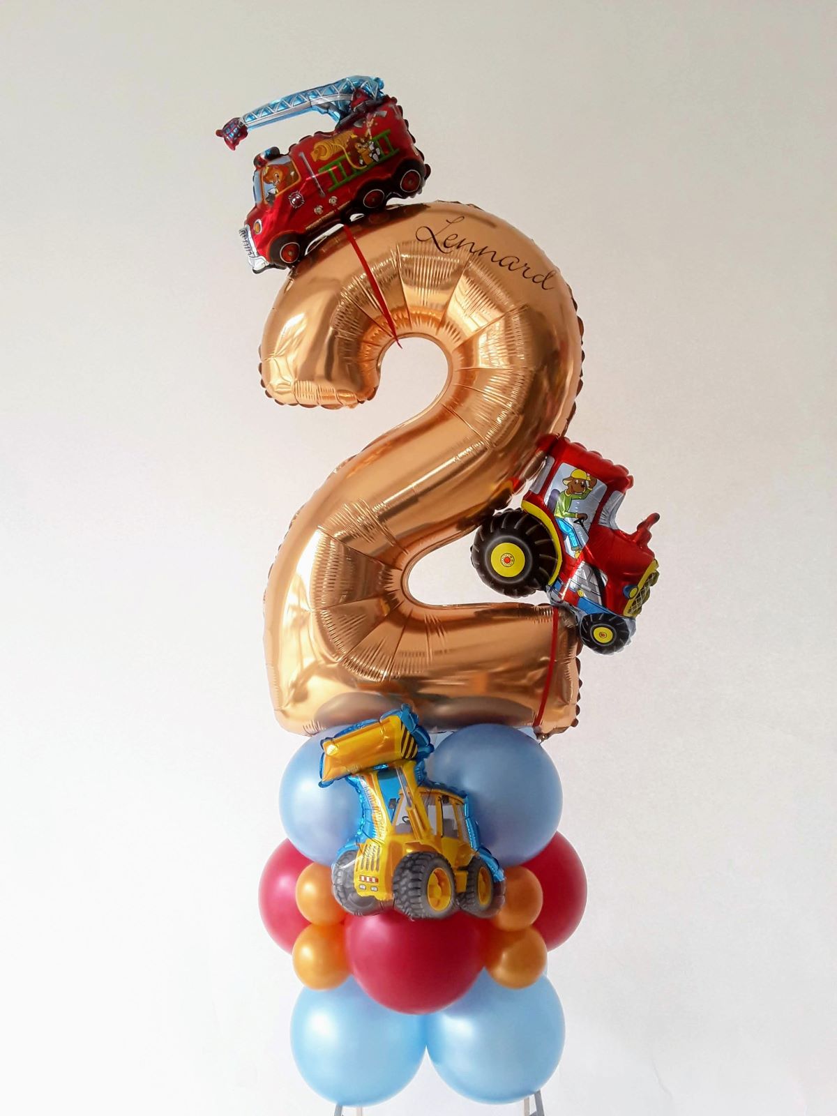 Ballonpräsent zum 2. Geburtstag mit Traktor, Feuerwehrauto und Bagger in Blau, Rot und Gold