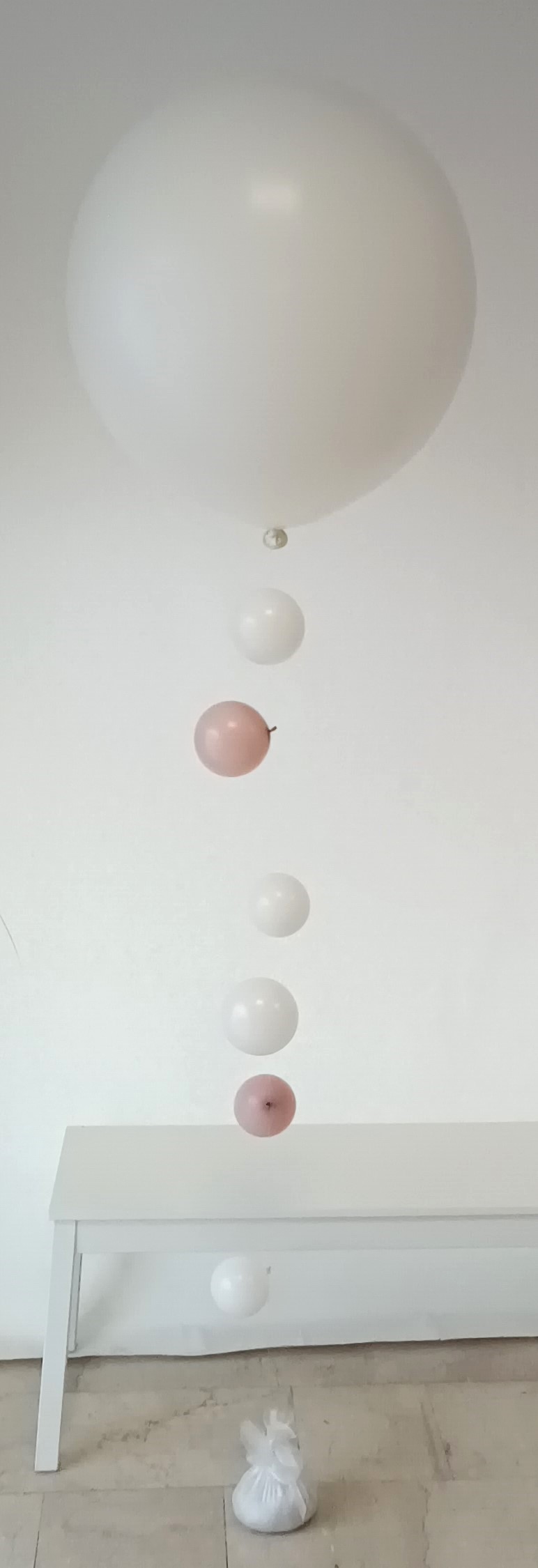 Weißer Riesenballon als Raumdekoration