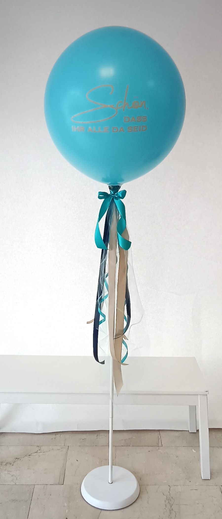 Riesenballon mit Aufdruck "Schön, dass ihr alle da seid"