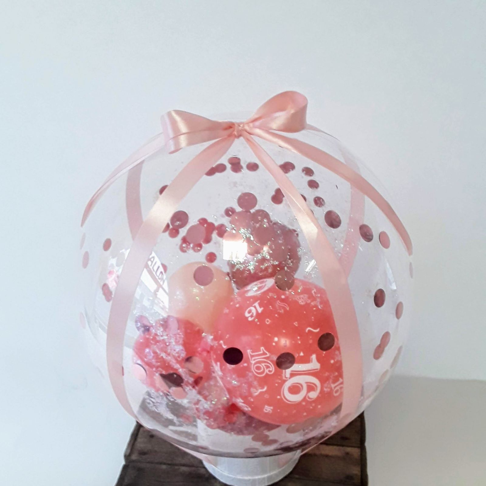 Rosa Ballon mit Geburtstagszahl, Konfetti und Schleife im Heißluftballon-Stil
