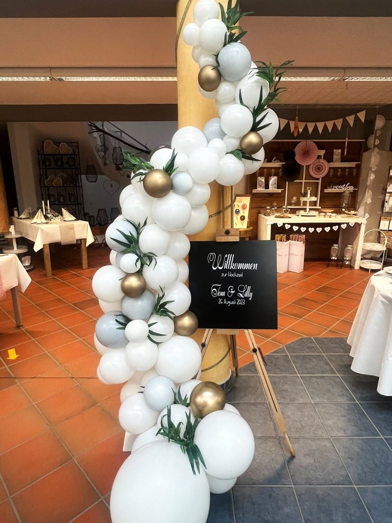 Halber Ballonbogen in Weiß & Gold mit Tafel und grünen Akzenten2