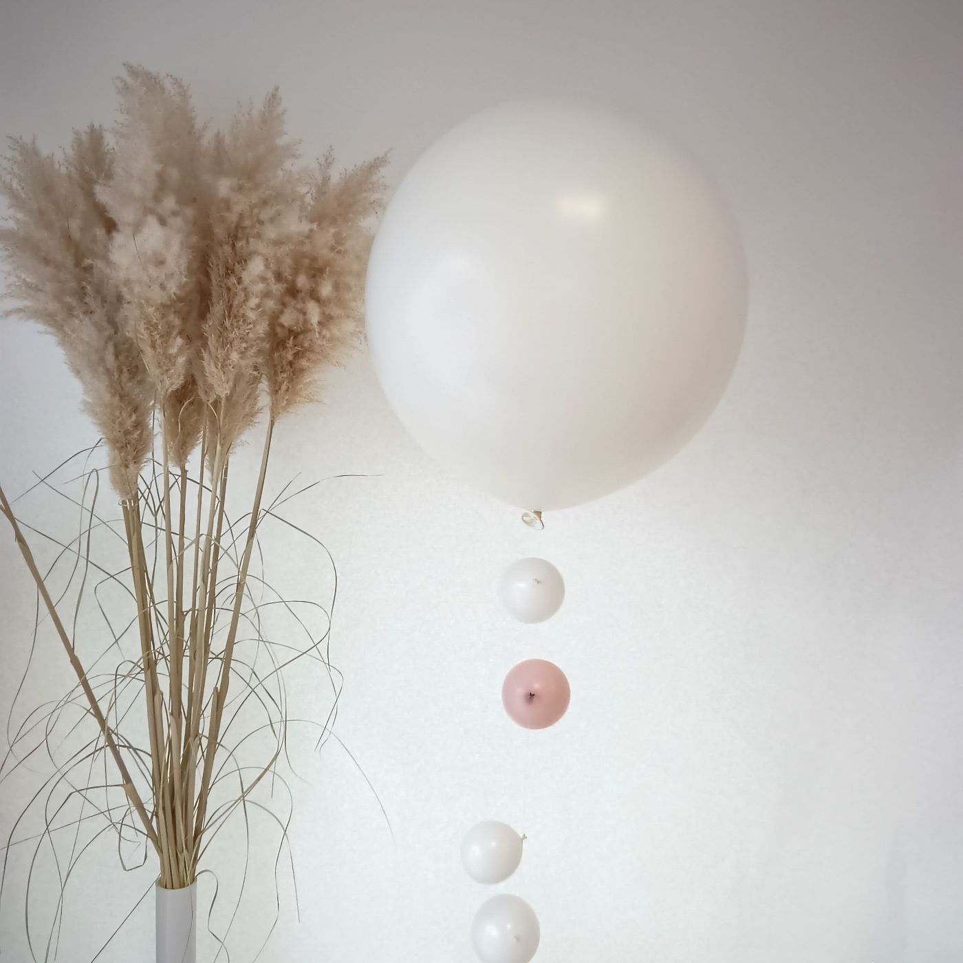 Weißer Riesenballon als Raumdekoration